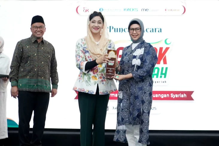 OJK Anugerahkan BSI 3 Penghargaan GERAK Syariah Award