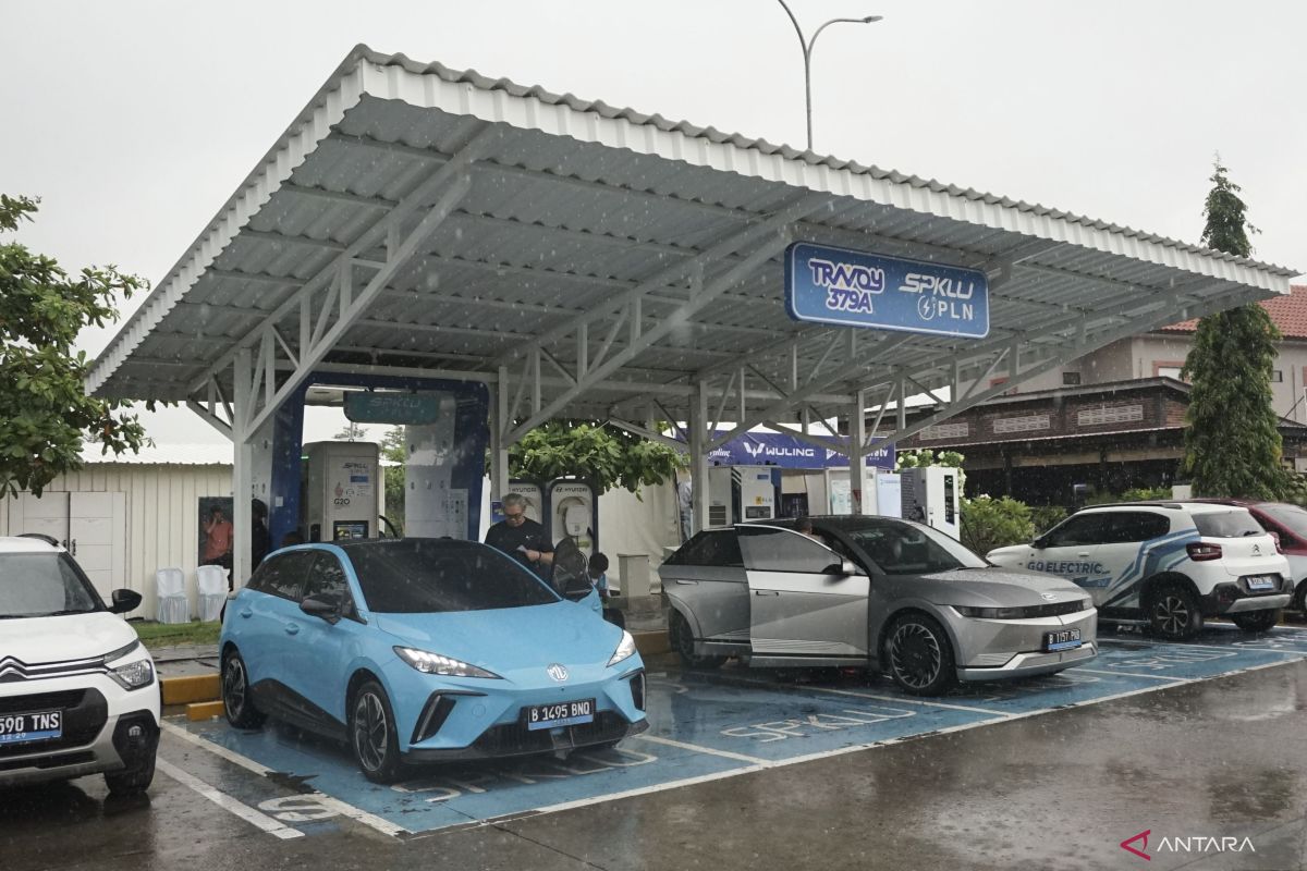 Berapa lama waktu charging mobil listrik? Simak ulasan juga tipsnya