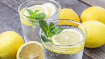 Meluruskan fakta konsumsi air lemon panas menurut ahli nutrisi
