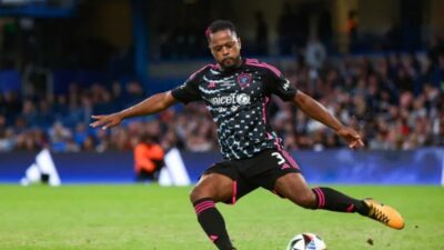 Mantan kapten MU Patrice Evra tanda tangan kontrak MMA dengan PFL