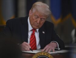 Trump isyaratkan akan beri keringanan tarif untuk produsen mobil