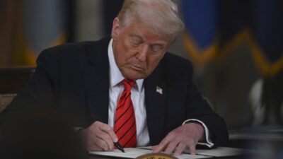 Trump isyaratkan akan beri keringanan tarif untuk produsen mobil