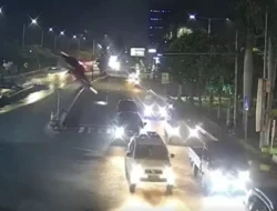Aksi Fast and Furious dalam Gresik? Detik-detik BMW Seri 7 Melayang dari Tol Maut yang tersebut Belum Rampung!