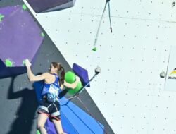 Panjat tebing pada atau luar ruang, mana yang dimaksud lebih tinggi seru?