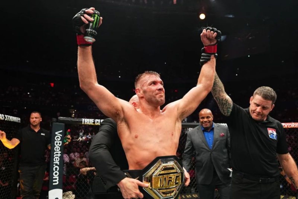 Dricus hadapi Chimaev untuk pertahankan penghargaan perlombaan juara pada UFC 319