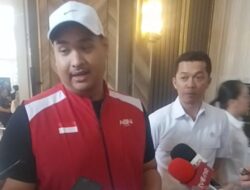 Menpora membantu lifter Rahmat kemudian Rizki bersaing pada kelas berbeda