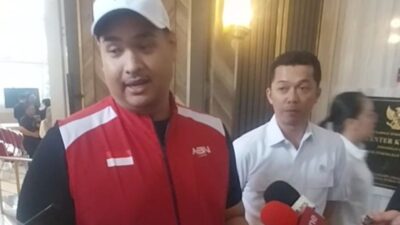 Menpora membantu lifter Rahmat kemudian Rizki bersaing pada kelas berbeda