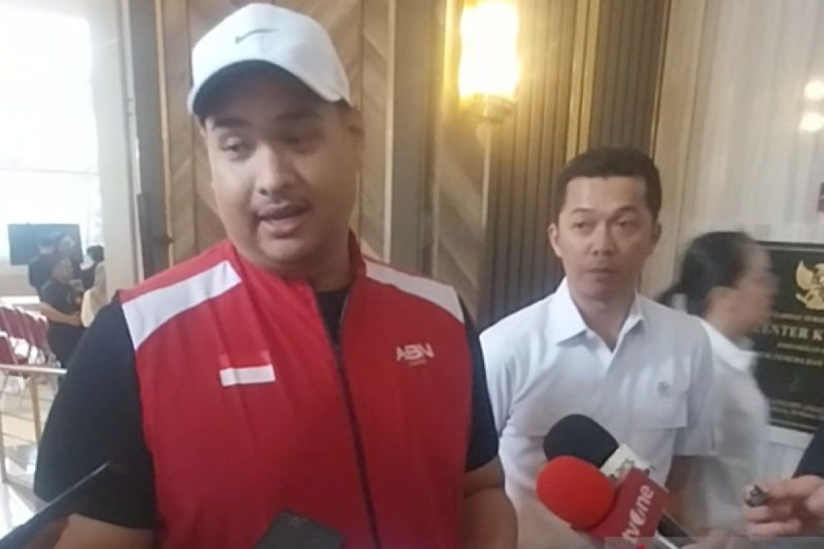 Menpora membantu lifter Rahmat kemudian Rizki bersaing pada kelas berbeda
