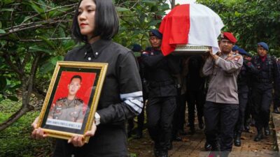 Pengertian anumerta: Penghargaan bagi PNS kemudian TNI yang mana digunakan gugur