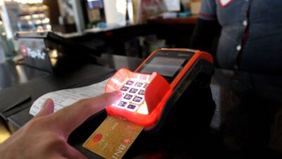 Kartu debit vs kartu kredit: Mana lebih tinggi besar cocok untuk gaya hidup Anda?