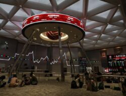 Sebulan Naik 88,14%, BEI Gembok Saham Platinum Wahab Nusantara (TGUK)