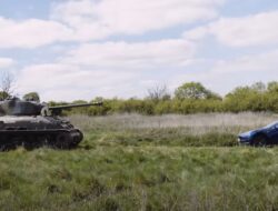 Sebut Elon Musk, Kakek 98 Tahun Hancurkan Mobil Tesla Naik Tank